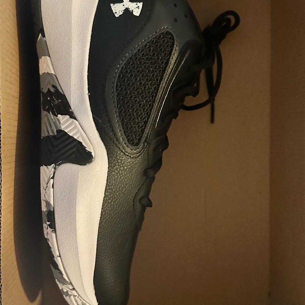 Brand new women’s 8.5 Under Armour basketball shoes.
